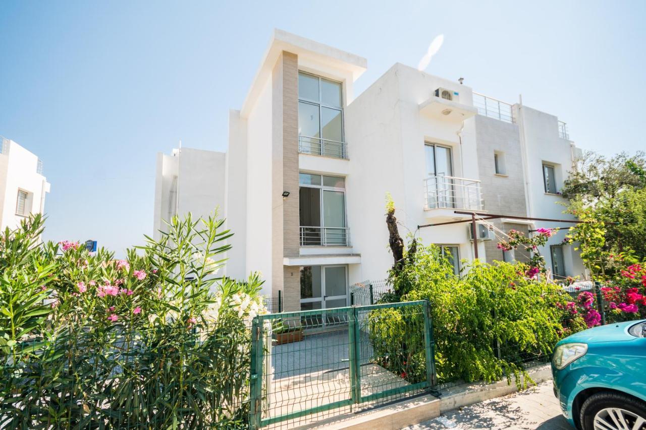 Amazing Two-Bedroom Apartment In Residence Lukomorye D1 With Private Garden Karavas  Exterior foto